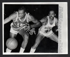 1969 Press Photo, Elvin Hayes San Diego Rockets & Walt Hazzard Atlanta Hawks - Picture 1 of 3
