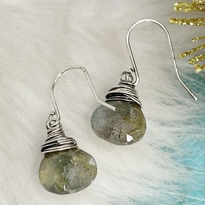 Pendientes perforados de labradorita arco iris de plata de ley 925 hechos a mano Foto 1 de 4