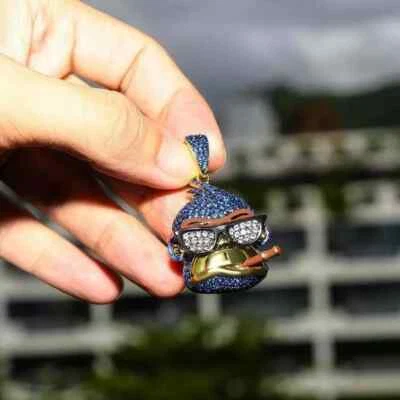 Moderno colgante con dije helado cara de mono moissanita zafiro redondo y azul de 3 CTW Foto 1 de 4