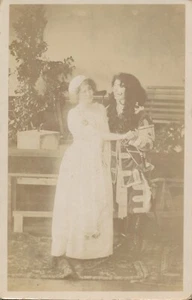 Antike RPPC Echt Foto Postkarte Schauspieler Schauspielerin Tanz Kostüme Perücke Theater - Bild 1 von 9