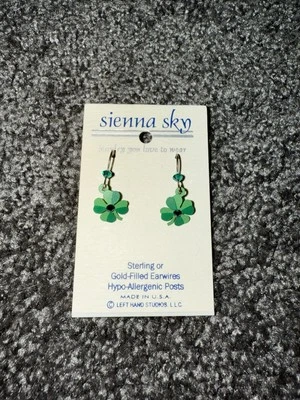 Nuevos pendientes colgantes de trébol de 4 hojas Sienna Sky de ley Foto 1 de 2