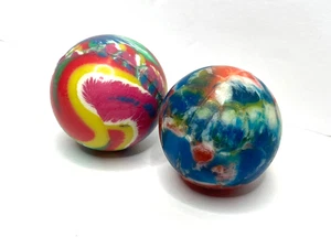 LOTE DE 2 SUPER BOLAS HINCHABLES DE GOMA SÓLIDA TYE-DYE DE COLECCIÓN DE 1 3/4” ALTO REBOTE - Imagen 1 de 4