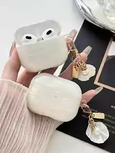 Custodia auricolare texture guscio colorato con collana di perle finte per serie AirPods - Foto 1 di 4