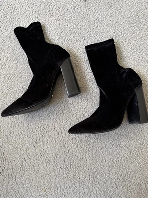 Meia bota feminina Tony Bianco tamanho 6.5 meia de veludo preta - Imagem 1 de 4