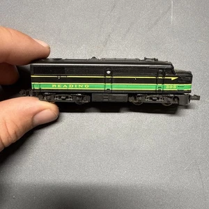 Lionel Reading 305 O Gauge FA Diesel Locomotive - Picture 1 of 11