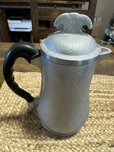 Vintage Guardian Service Hammered Aluminum Pitcher – Bakelite Handle – 1930s–50s - Picture 1 of 16