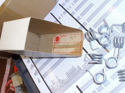 MOLA DE BRAÇADEIRA DE ASSENTO SUZUKI TS250 TS185 TM75 TS400 FABRICANTE DE EQUIPAMENTO ORIGINAL 09448-17007!# - Imagem 1 de 4