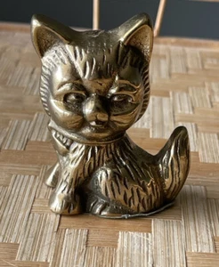 "Estatuilla estatua de arte de gato y cinta gatito de latón vintage de 3"" de alto" - Imagen 1 de 4