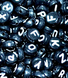 500pcs 7mm Schwarz Flach Rund Gemischte Briefe Acryl Alphabete Perlen Handarbeit - Bild 1 von 2