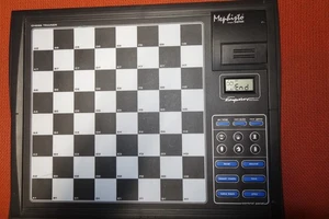 Mephisto Electric Chess computer By Saitek Kasparov - Picture 1 of 2