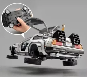 DE LOREAN DMC 1/24 Mofificata Ritorno al Futuro 2 Action Figure McFly Doc - Foto 1 di 15