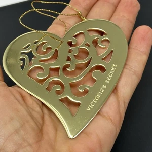 Victorias Secret Corazón Colgante Adorno Tono Dorado Filigrana Recorte Vacaciones 3.5" - Imagen 1 de 3