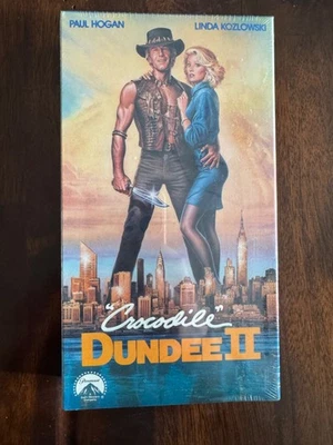 Crocodile Dundee 2 II VHS 1991 New Sealed Paul Hogan Paramount Australia Comedy Foto 1 de 4