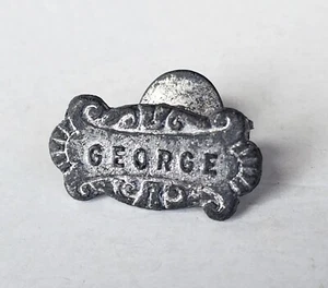 1928 DOWST Vintage Premium Cracker Jack Preis Spielzeug "George" Nieten- oder Ansteckknopf - Bild 1 von 2