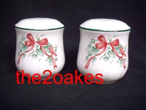 Corelle Callaway Holiday 4 hole Salt & 6 hole Pepper Set Shaker Christmas - Picture 1 of 1