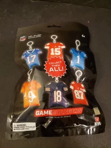 NFL 2025 Game Changers Peluche Colgador Caja Misteriosa Mahomes Kelce Allen Burrow - Imagen 1 de 5