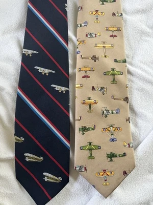 Lote de 2 corbatas temáticas de avión para hombre de colección aviación EE. UU. Aviones de guerra Smithsonian Foto 1 de 4