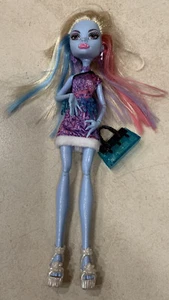 Abbey Bominable doll Scaris Monster High blue pink hair earrings icicles snow - Picture 1 of 9