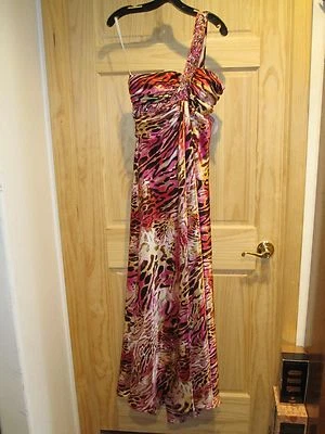 NUEVO Vestido Formal Largo Deb Un Hombro Cuentas 5/6 o 7/8 Rosa Crema Estampado Animal Foto 1 de 4