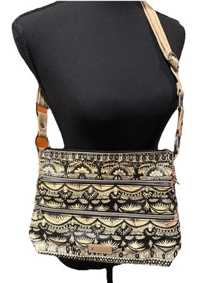 Cartera Bandolera Sakroots Plana 12 X 9 Vinilo Negra y Beige Boho Geométrica Cremallera Lateral Foto 1 de 4