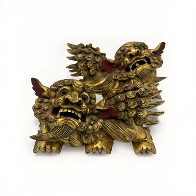 Par de montagens chinesas esculpidas em madeira dourada Foo Dog Lion meados do século XX - Imagem 1 de 4