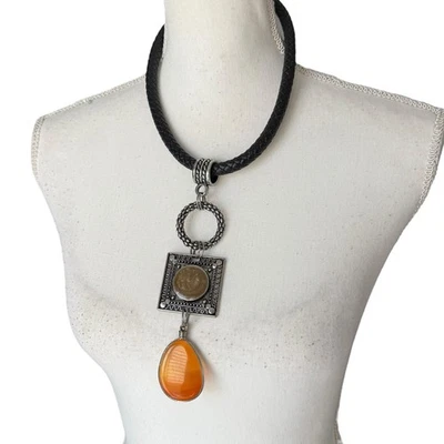 Collar Colgante Artesanal Modernista Color Ámbar Lágrima Tono Plata Trenza Negra Foto 1 de 4