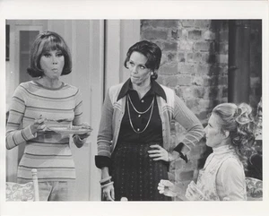The Mary Tyler Moore Show Valerie Harper Cloris Leachman Original 8x10 Photo  - Picture 1 of 2