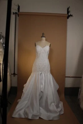 Vestido de novia alfred angelo, blanco, con detalles de encaje, satinado, estilo sirena Foto 1 de 4