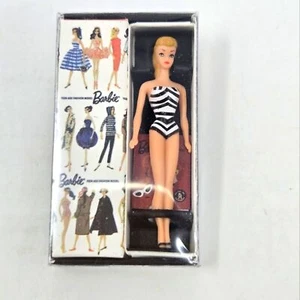 VINTAGE MINIATURE RE-CREATION 1959 BARBIE BROOCH DOLL IN BOX WOMEN JEWELRY RARE - Picture 1 of 13