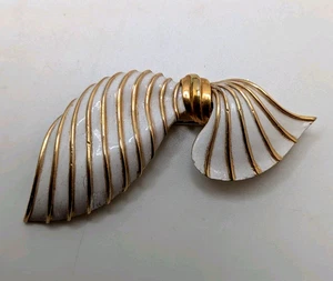 Vintage Crown Trifari Gold Tone White Enamel Bow Brooch - Picture 1 of 6