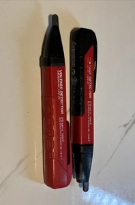 Milwaukee 2200-20 Detector de Voltaje, Probador de Medidor de Voltaje y 2202-20 (Batería) 2x - Imagen 1 de 5