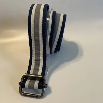 Cinto estilo lona feminino EXPRESS azul com fivela de anel listrada branca e cinza 43"" - Imagem 1 de 4