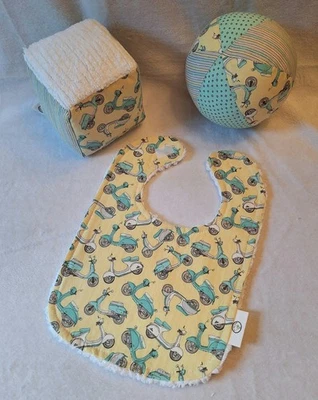 Boutique Bebé Niño Set de Regalo - Vespas Amarillas y Aqua - Babero, Bloque y Pelota Foto 1 de 4