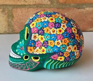 Calavera mexicana del día de muertos de cerámica pintada a mano - Imagen 1 de 3