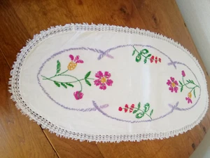 Wunderbare Vintage Tischdecke Decke Blumen rosa grün bestickt Shabby 53x25 cm - Bild 1 von 4