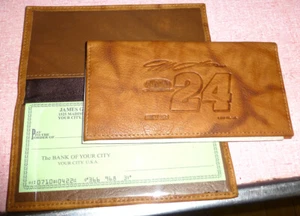 Libretto degli assegni JEFF GORDON Signature #24 NASCAR pelle marrone goffrata NUOVO - Foto 1 di 1
