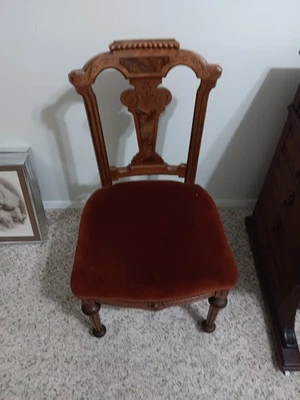 Silla antigua estilo victoriano con detalles tallados con asiento tapizado Foto 1 de 4