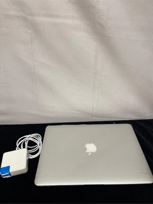 Apple Macbook Air 2017 con 1,8 GHz Intel Core i5 (13 pulgadas, 8 GB RAM, 128 GB SSD St Foto 1 de 4
