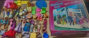 VINTAGE KENNER 1982 GLAMOUR GALS PARTY PLACE NEU mit Zubehör Barbies  - Bild 1 von 16