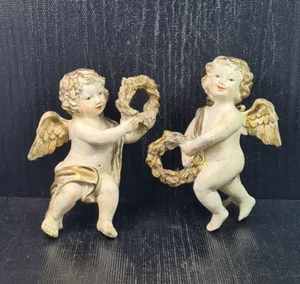 Pareja De Puttini De Resina Decorados A Mano Con Gancho Para Colgar H 12 X 8 Cm - Imagen 1 de 3