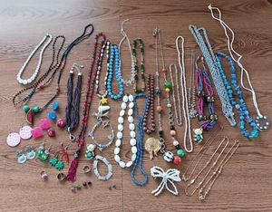 Konvolut 45 Schmuckstücke, Halskette Armband Ring Ohrringe Brosche, teilweise Kinder - Bild 1 von 18