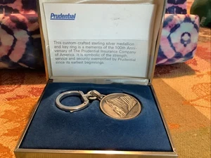 Llavero seguro prudencial medallón plata esterlina 100 aniversario con caja - Imagen 1 de 8