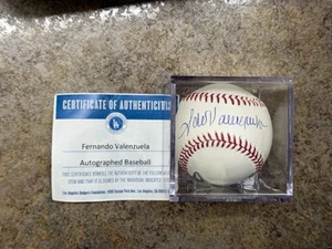 Fernando Valenzuela Signed Auto Baseball OMLB With Authenticity Certificate - Picture 1 of 4