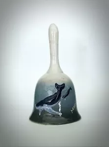 Maui Handcrafted Pottery Collectors Bell 2 Whales 5" - Foto 1 di 3