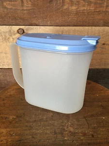 VTG Tupperware Slimline 1 QT Pitcher 2189 D-1 With Country Blue Lid - T10 - Picture 1 of 10