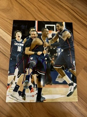 Foto autógrafa firmada por Kemba Walker de 8x10 UConn zumbador batidor Foto 1 de 2