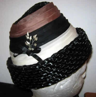 Chapéu feminino vintage década de 1950 tecido palha preta com pulseira tricolor caixa de comprimidos cloche - Imagem 1 de 4
