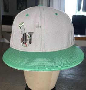 i9 GRASSROOTS GRAU GRÜN HIGH TIMES BONGHITTERS SIGNATUREN MÜTZE BESCHÄDIGT DRUCKKNOPFLASCHE - Bild 1 von 20