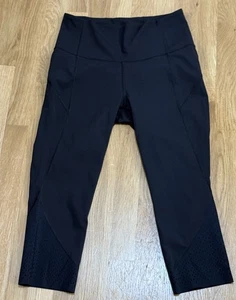 Lululemon Damengröße 8 schwarze Leggings 19 "Innennaht roher Saum Wadennetz gebraucht, in einwandfreiem Zustand - Bild 1 von 8