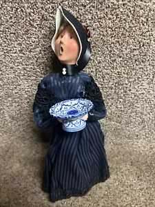 Byers Choice Viktorianische Frau Caroler hält Delfter Schale Figur Kamee blau 2000 - Bild 1 von 5